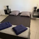 Les Nefliers Apartment