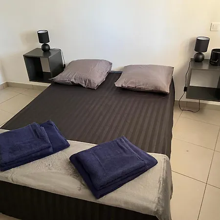 Les Nefliers Apartment