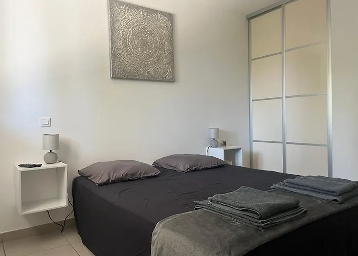 Les Nefliers Apartment